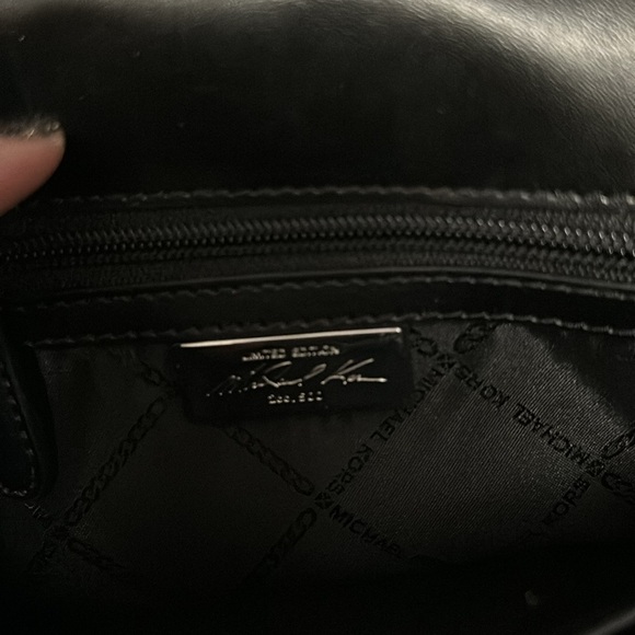 Michael kors collectors edition sparkly clutch with air pods case - Picture 3 of 4